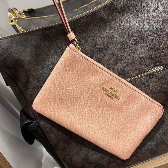 Coach Large Corner Zip Wristlet
IM/Faded Blush - Picture 14 of 16